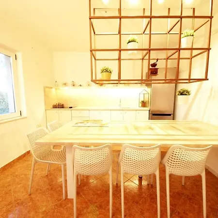 شقة Apartmant With Pool Kaštel Novi